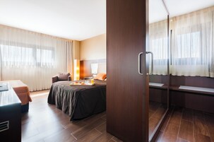 Habitación familiar | Minibar, caja fuerte, escritorio y espacio para trabajar con un portátil