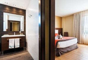 Chambre supérieure double ou avec lits jumeaux | Minibar, coffre-fort, bureau