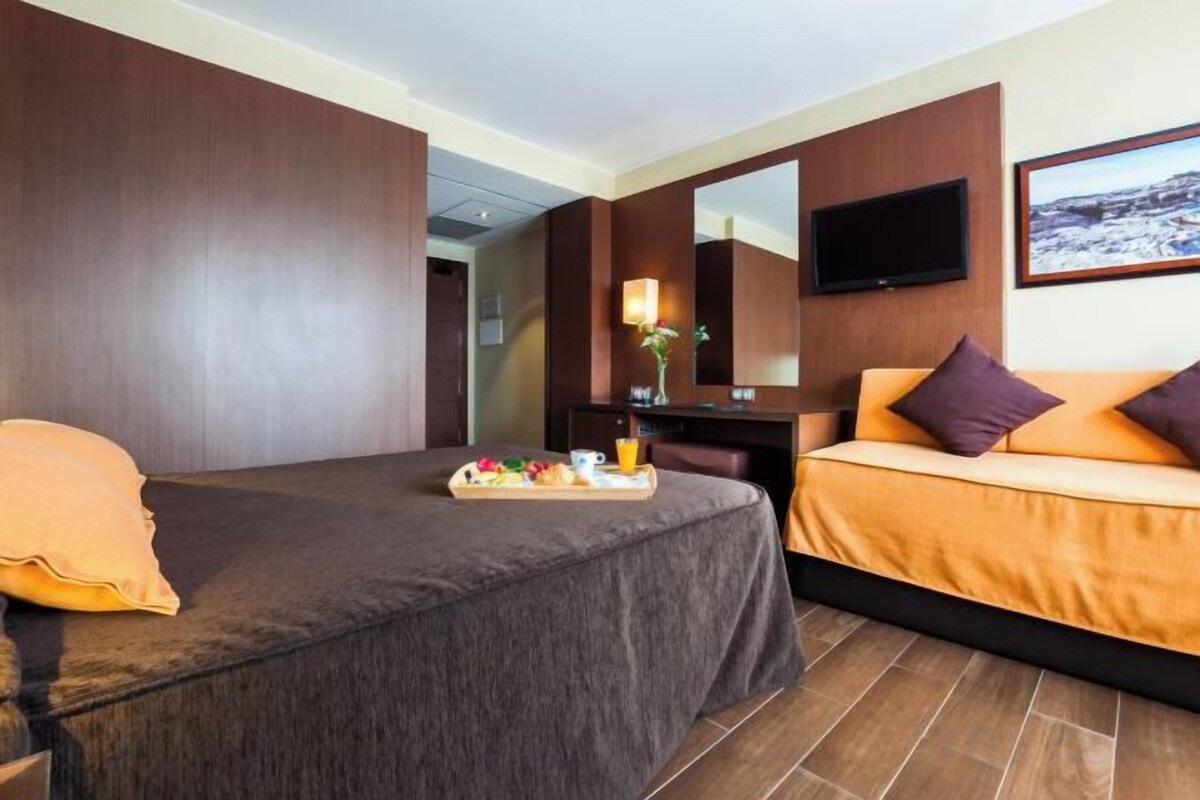 Minibar, coffres-forts dans les chambres, bureau