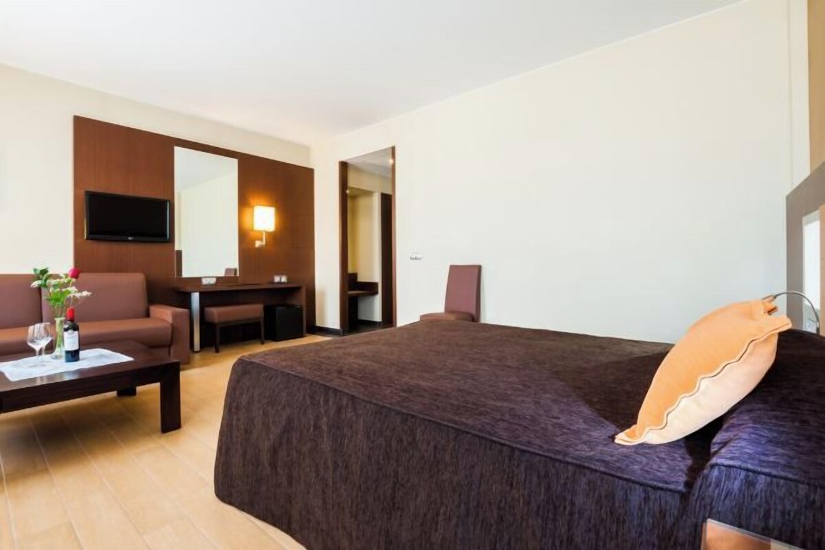 Minibar, coffres-forts dans les chambres, bureau
