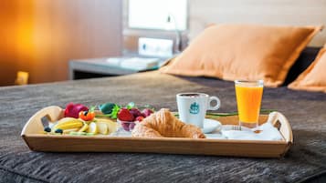 Habitación familiar | Minibar, caja fuerte, escritorio y espacio para trabajar con un portátil