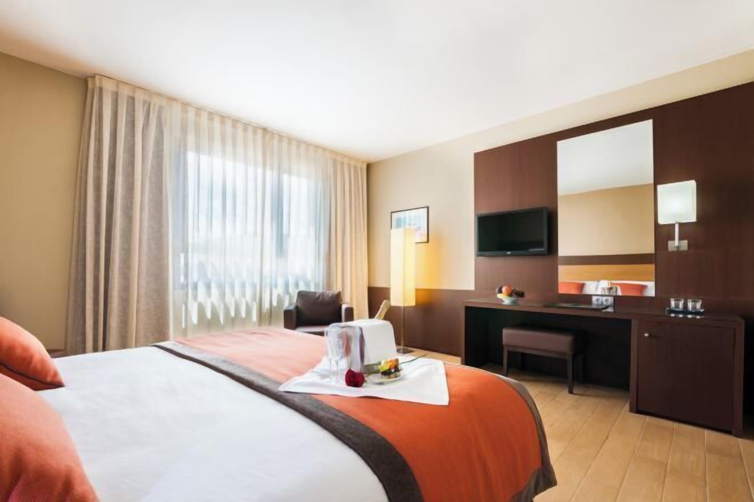 Minibar, in-room safe, desk, laptop workspace