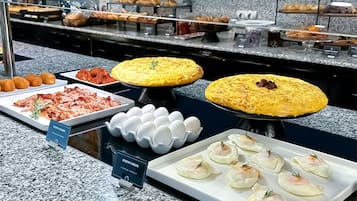 朝食 (ビュッフェ)、毎日提供 (1 名様 16 EUR)