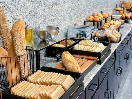 Desayuno buffet diario (EUR 15 por persona)