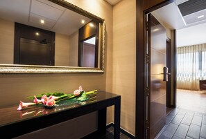 Minibar, caja fuerte, escritorio y espacio para trabajar con un portátil