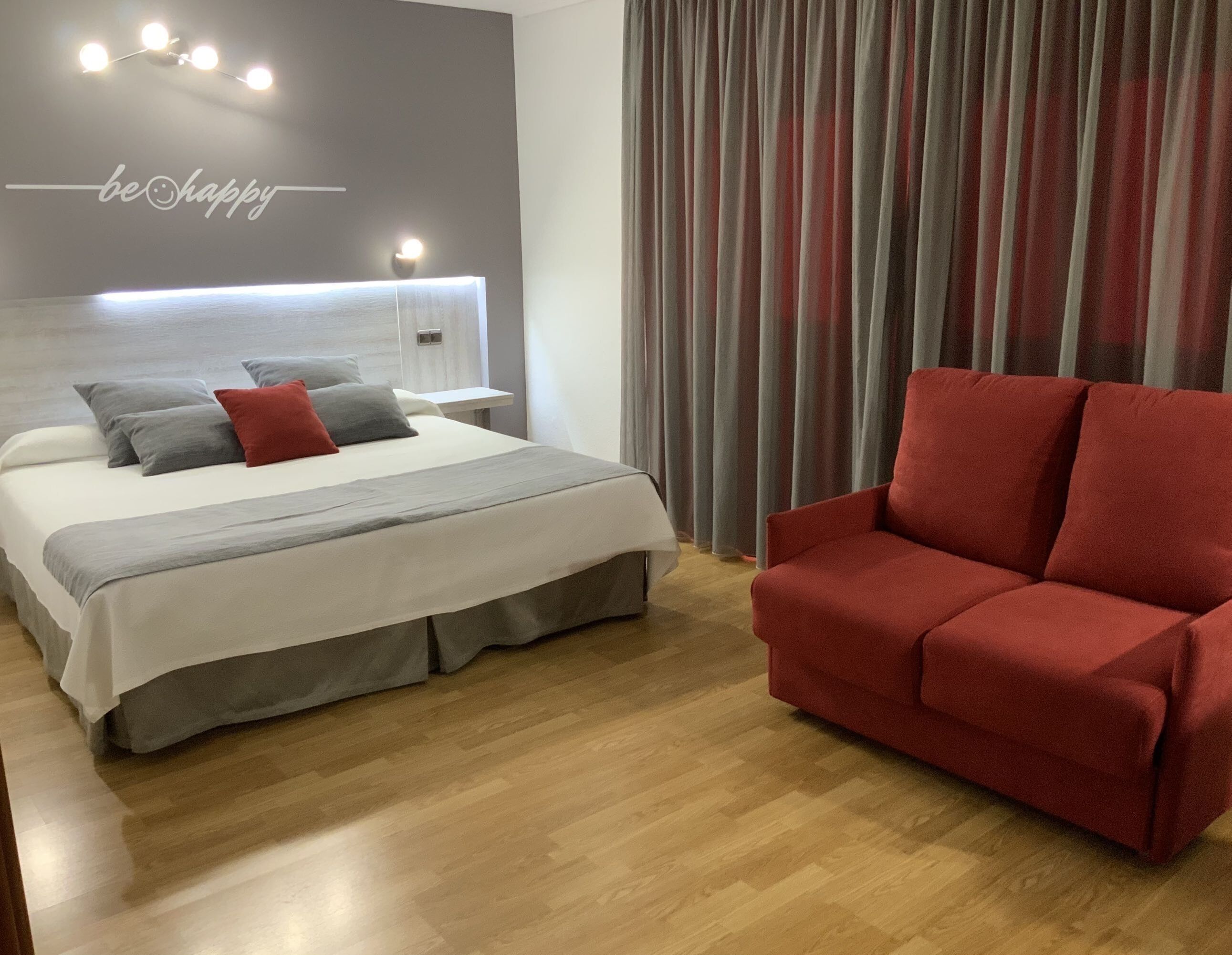 Ropa de cama de alta calidad, edredón, escritorio y cortinas blackout 