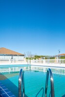 Piscina externa sazonal, funciona das 10h às 20h, guarda-sóis