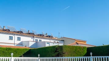Alberca al aire libre por temporada y sombrillas en la alberca