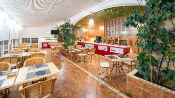 Dagelijks ontbijtbuffet (EUR 10 per persoon)