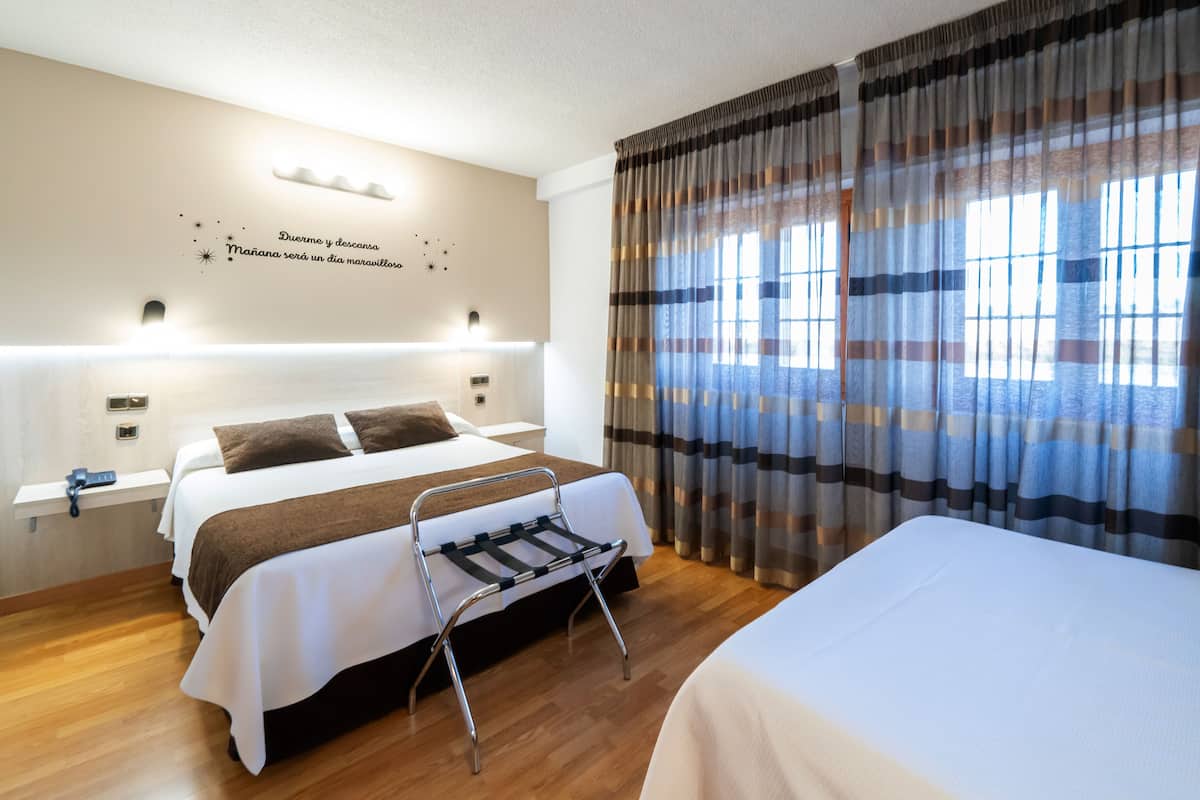 family room, 1 queen bed with sofa bed (2 adults and 2 children) | 6 bedrooms, premium bedding, down duvets, desk