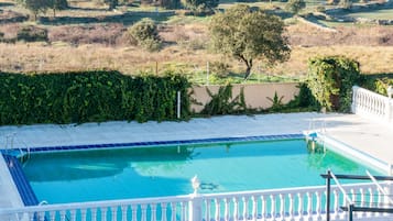 Een seizoensgebonden buitenzwembad, parasols voor strand/zwembad