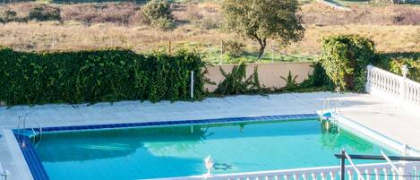 Außenpool (je nach Saison geöffnet), Sonnenschirme, Liegestühle