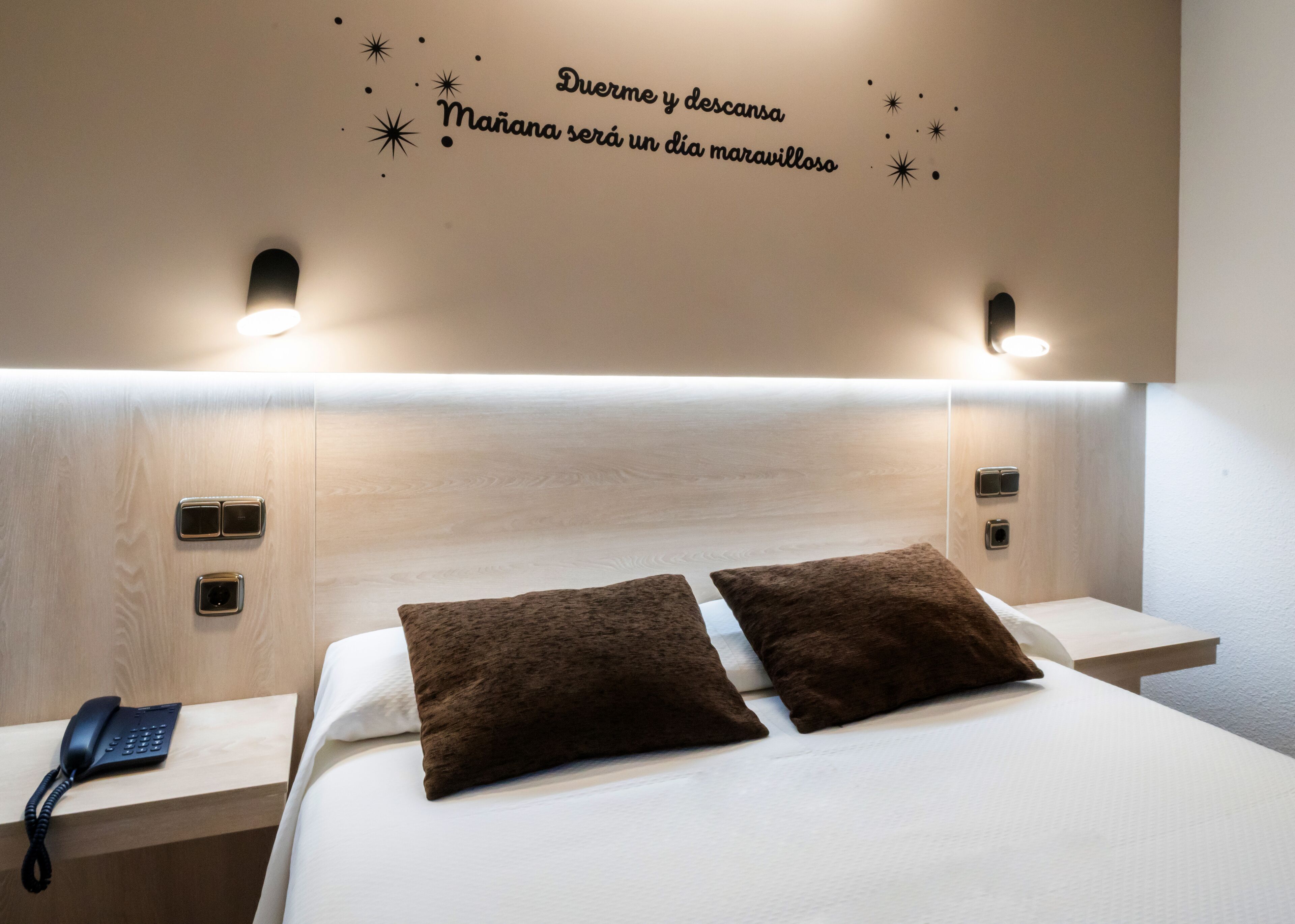 6 bedrooms, premium bedding, down duvets, desk