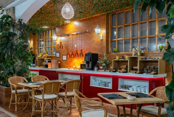 Daily buffet breakfast (EUR 10 per person) - Hotel Mozarbez Salamanca (Mozarbez)