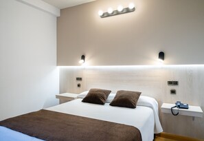 Premium bedding, down comforters, desk, blackout drapes - Hotel Mozarbez Salamanca (Mozarbez)