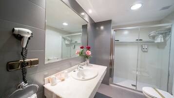 Superior kamer | Badkamer | Een haardroger, handdoeken