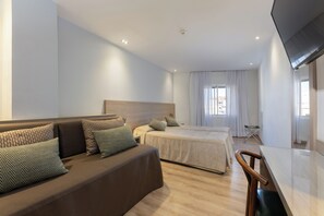 Triple Room | In-room safe, desk, laptop workspace, blackout drapes - Casanova Hotel (Fraga)