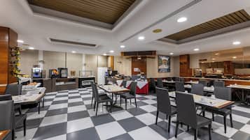 Petit déjeuner buffet (7 EUR par personne)