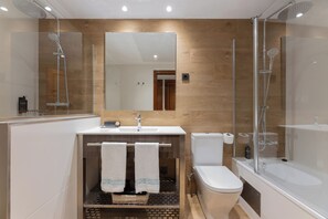 Een diep bad, gratis toiletartikelen, een haardroger, handdoeken