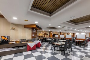 Petit déjeuner buffet (7 EUR par personne)