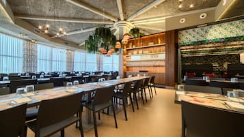 供應早餐、午餐和晚餐,西班牙料理