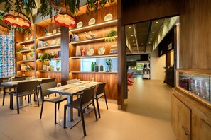 Frokost, lunsj og middag serveres, spanske retter 