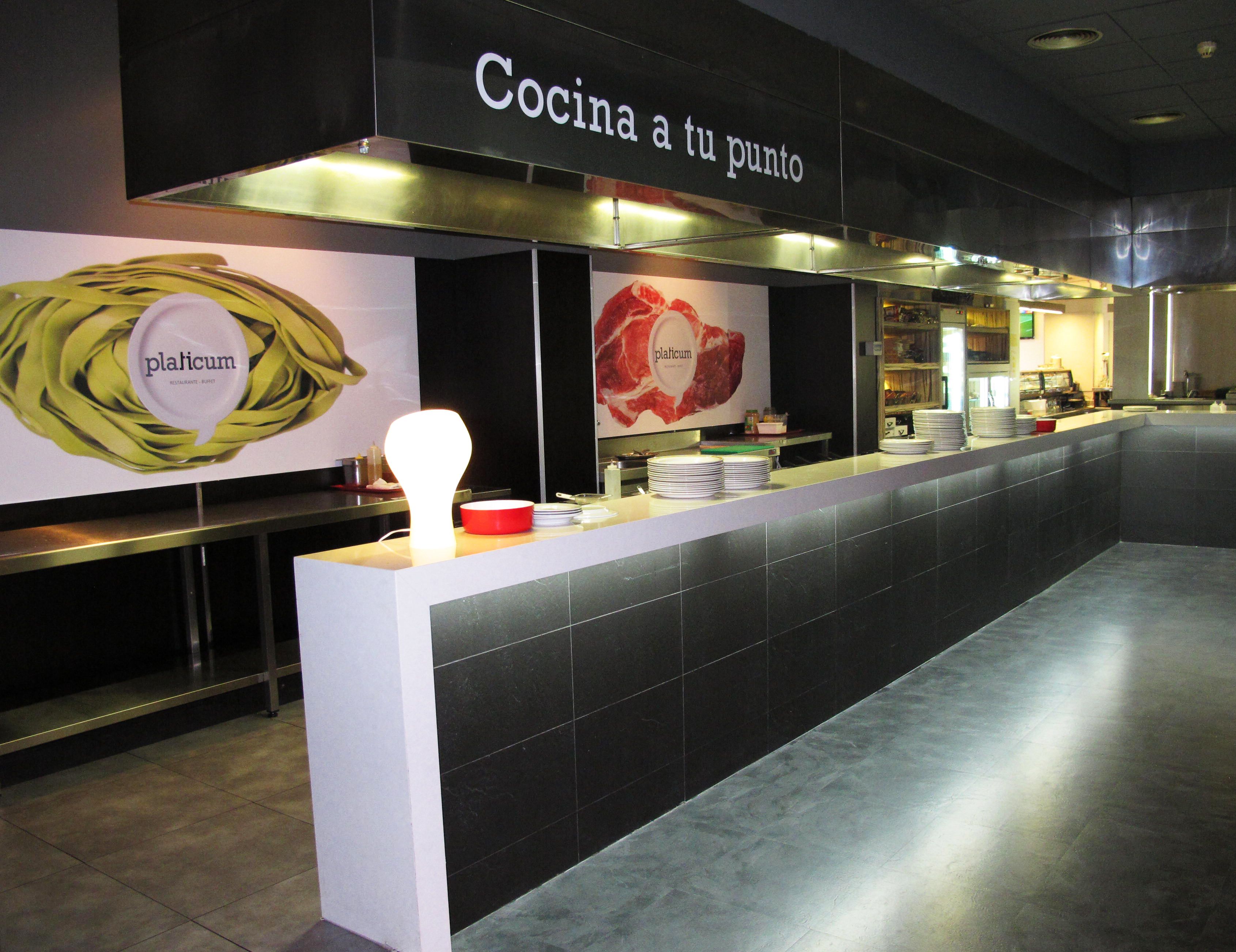 Un área de cocina moderna con un letrero que dice 