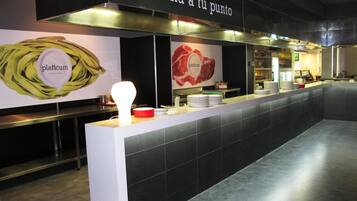 Un área de cocina moderna con un letrero que dice
