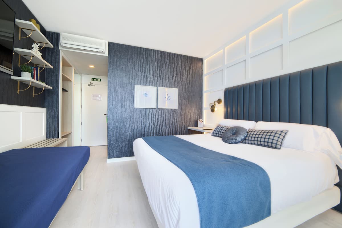 1 bedroom, minibar, desk, laptop workspace