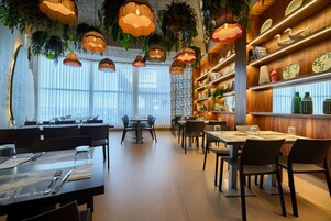 Se sirven desayunos, almuerzos, cenas y cocina española 