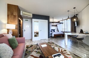 1 habitación, minibar, decoración personalizada y escritorio 