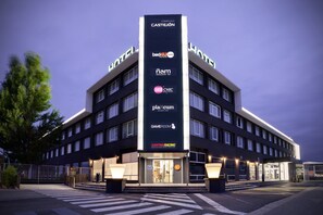 施設の正面 (日没後)