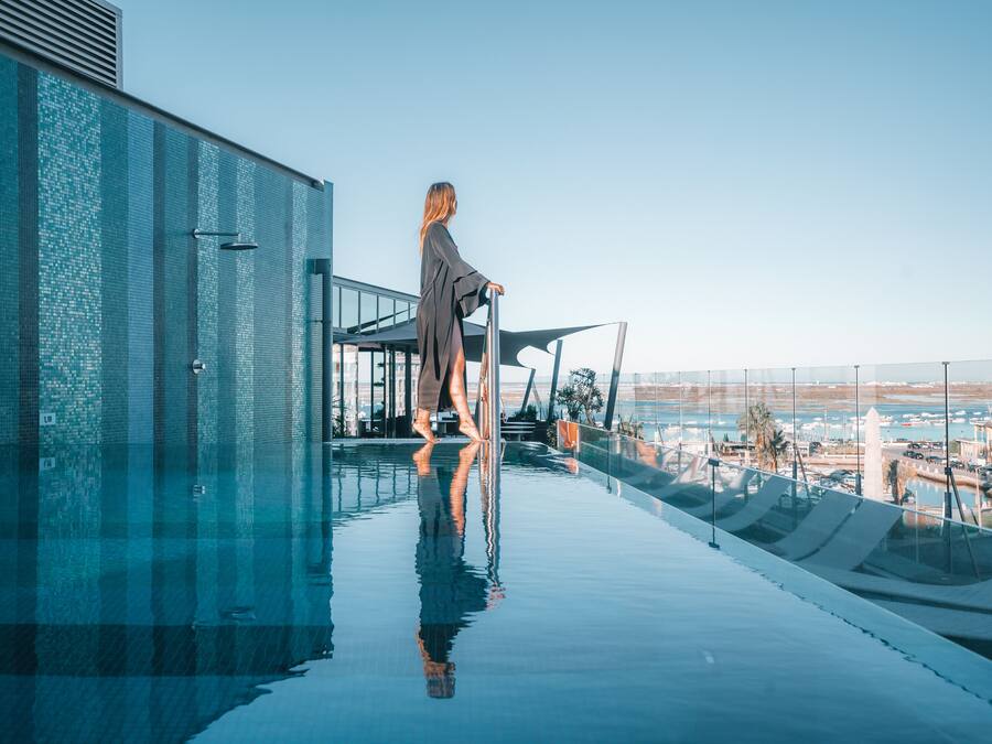 Piscine extérieure, chaises longues