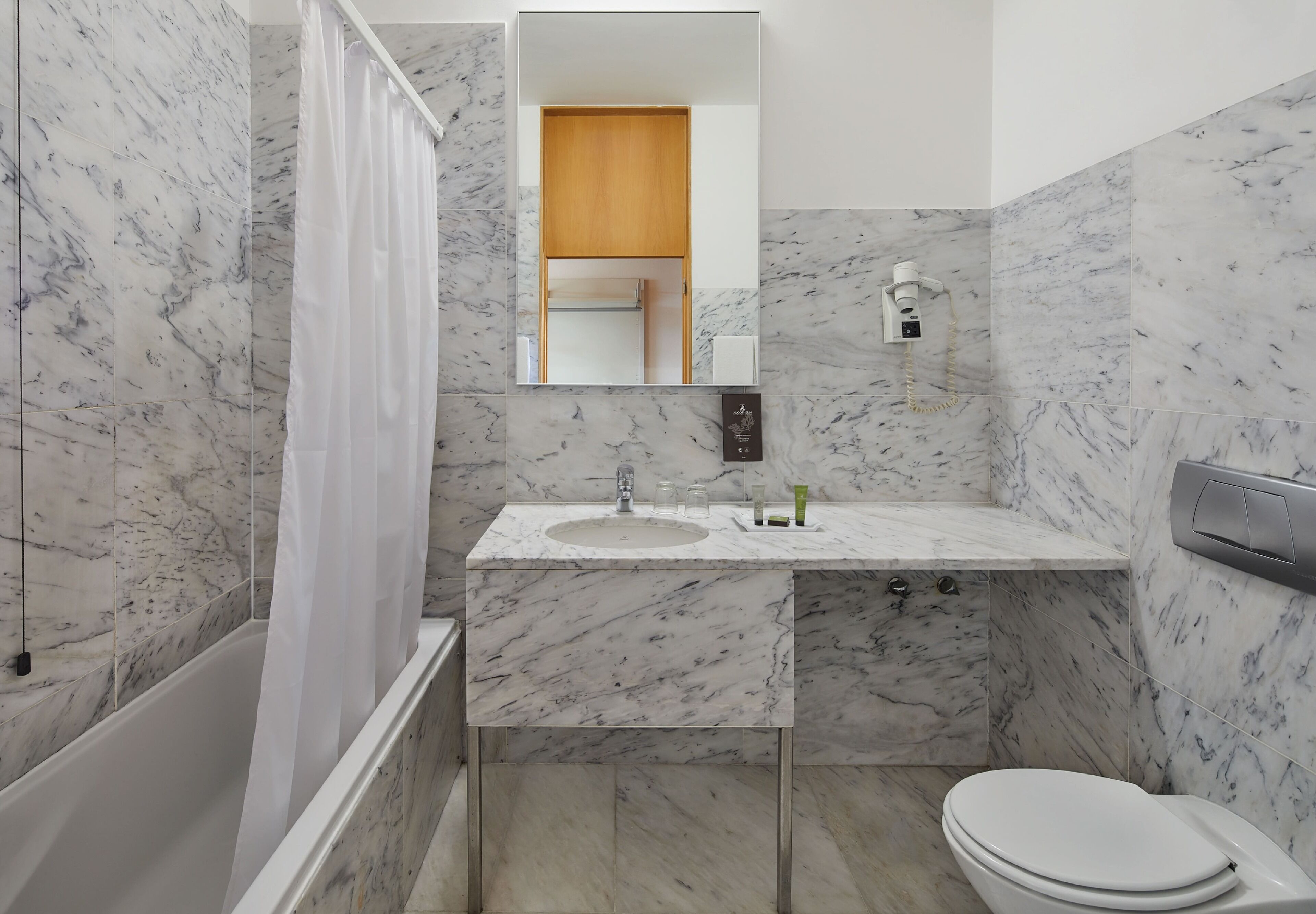 shower, rainfall showerhead, free toiletries, bidet