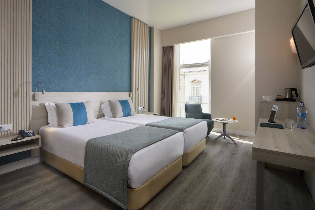 Minibar, caja fuerte, cortinas opacas y sistema de insonorización