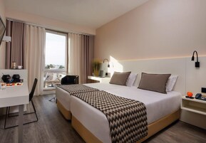 Minibar, in-room safe, soundproofing, free WiFi