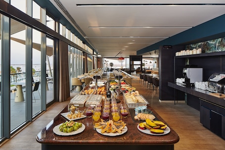 Breakfast area. Occidental Faro