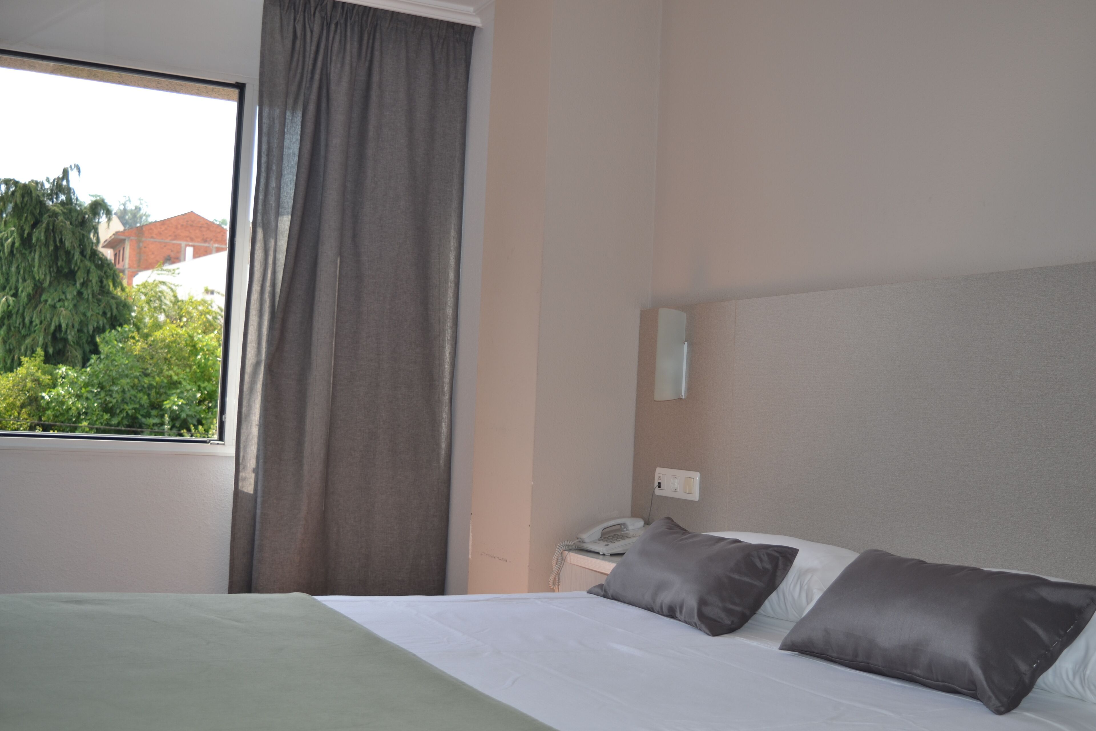 Een kluis op de kamer, een bureau, gratis wifi, beddengoed