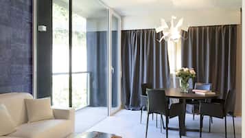 Junior Suite | Dúnsængur, míníbar, öryggishólf í herbergi, sérhannaðar innréttingar
