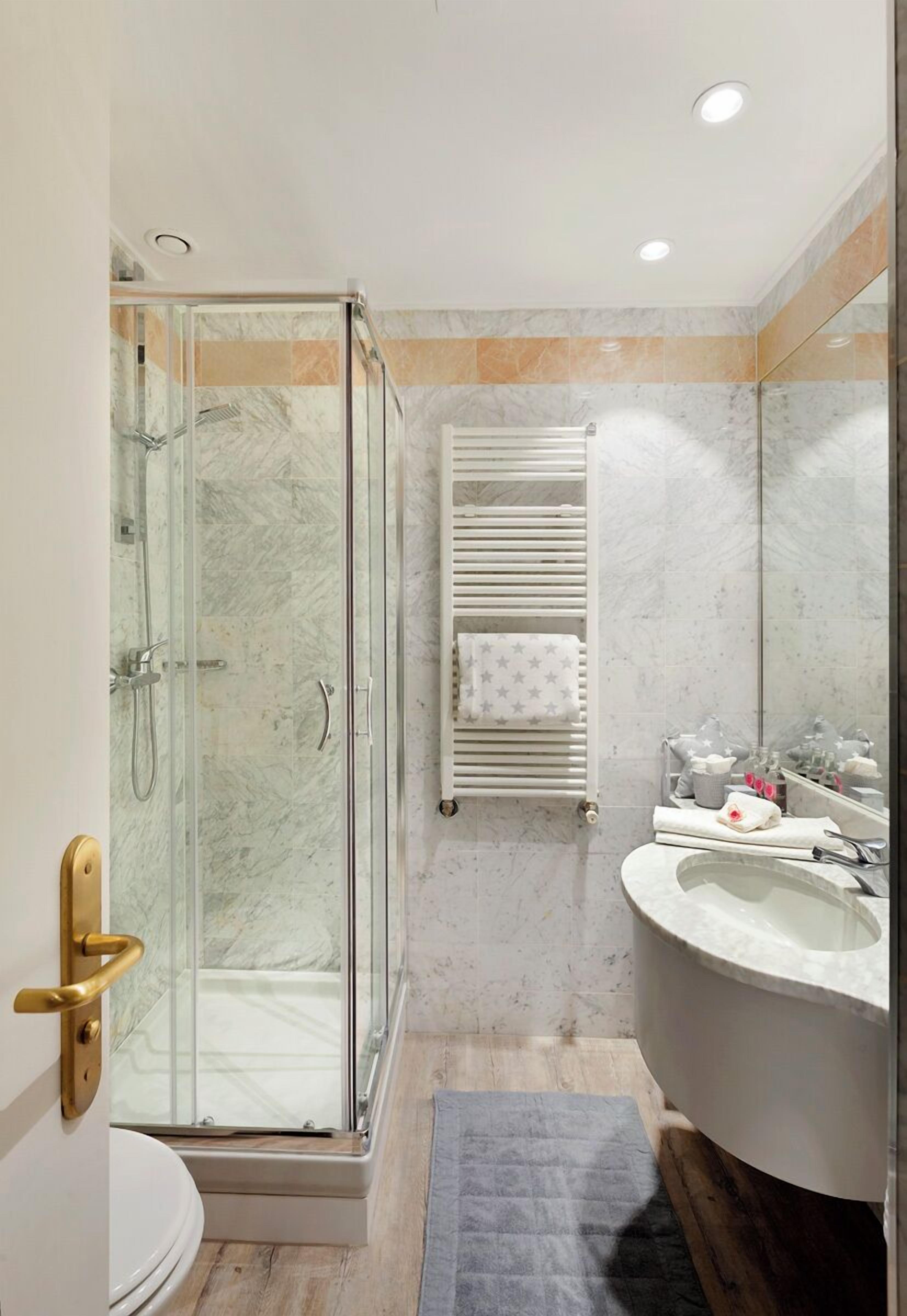 Habitación triple, varias camas | Baño | Regadera, amenidades de baño gratuitas, secadora de cabello, bidet 