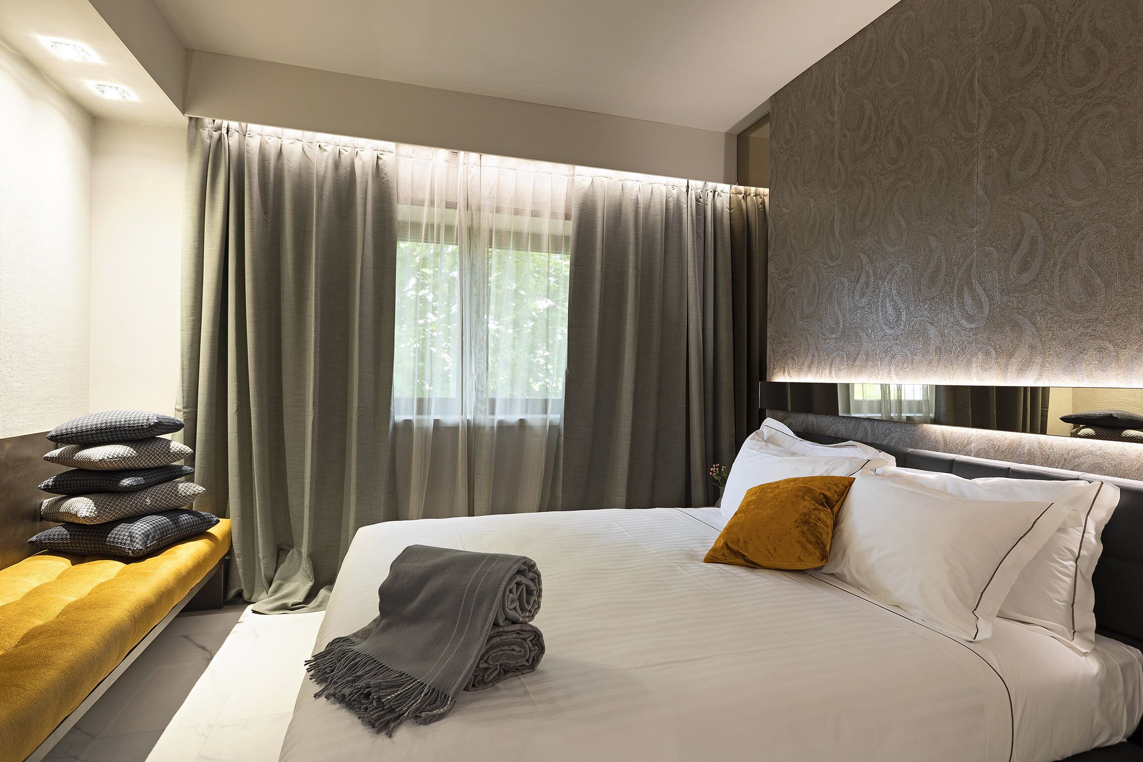 1 bedroom, down duvets, minibar, in-room safe