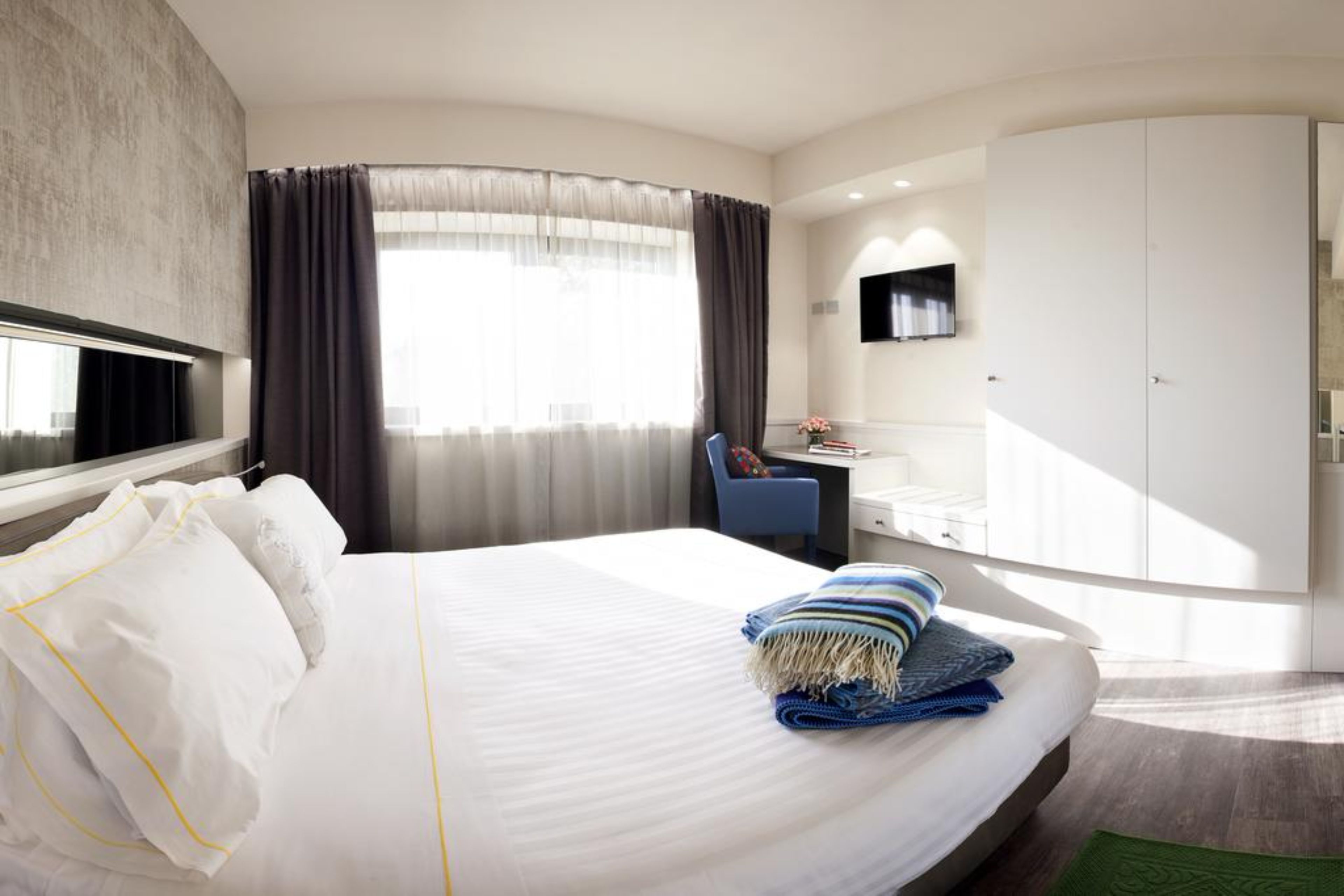 1 bedroom, down duvets, minibar, in-room safe