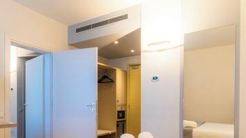 Two connecting double rooms | Minibar, Zimmersafe, Schreibtisch, schallisolierte Zimmer