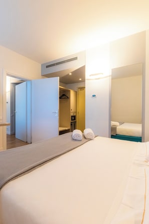 Two connecting double rooms | Minibar, in-room safe, desk, soundproofing - Airport Hotel (Bagnatica)