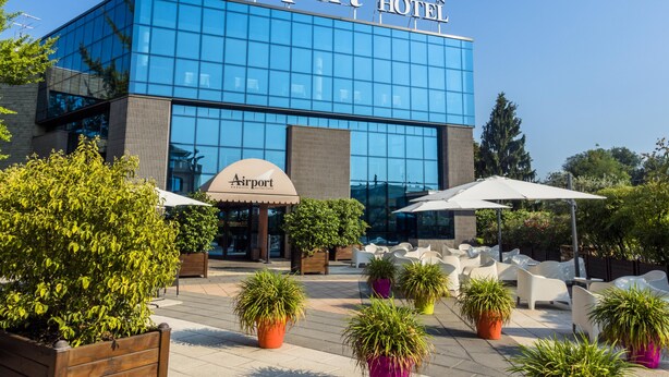 A modern building with a sign reading "Airport Hotel". - Airport Hotel (Bagnatica)