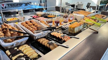 Sarapan prasmanan setiap hari (EUR 12.50 per orang)