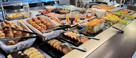 Desayuno buffet diario (EUR 12.50 por persona)