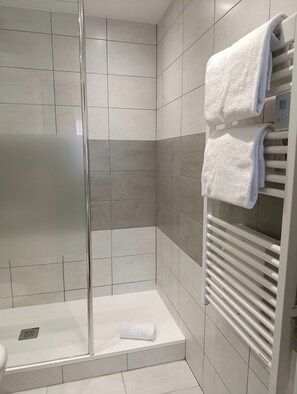 Regadera, amenidades de baño ecológicas, secadora de cabello, toallas 