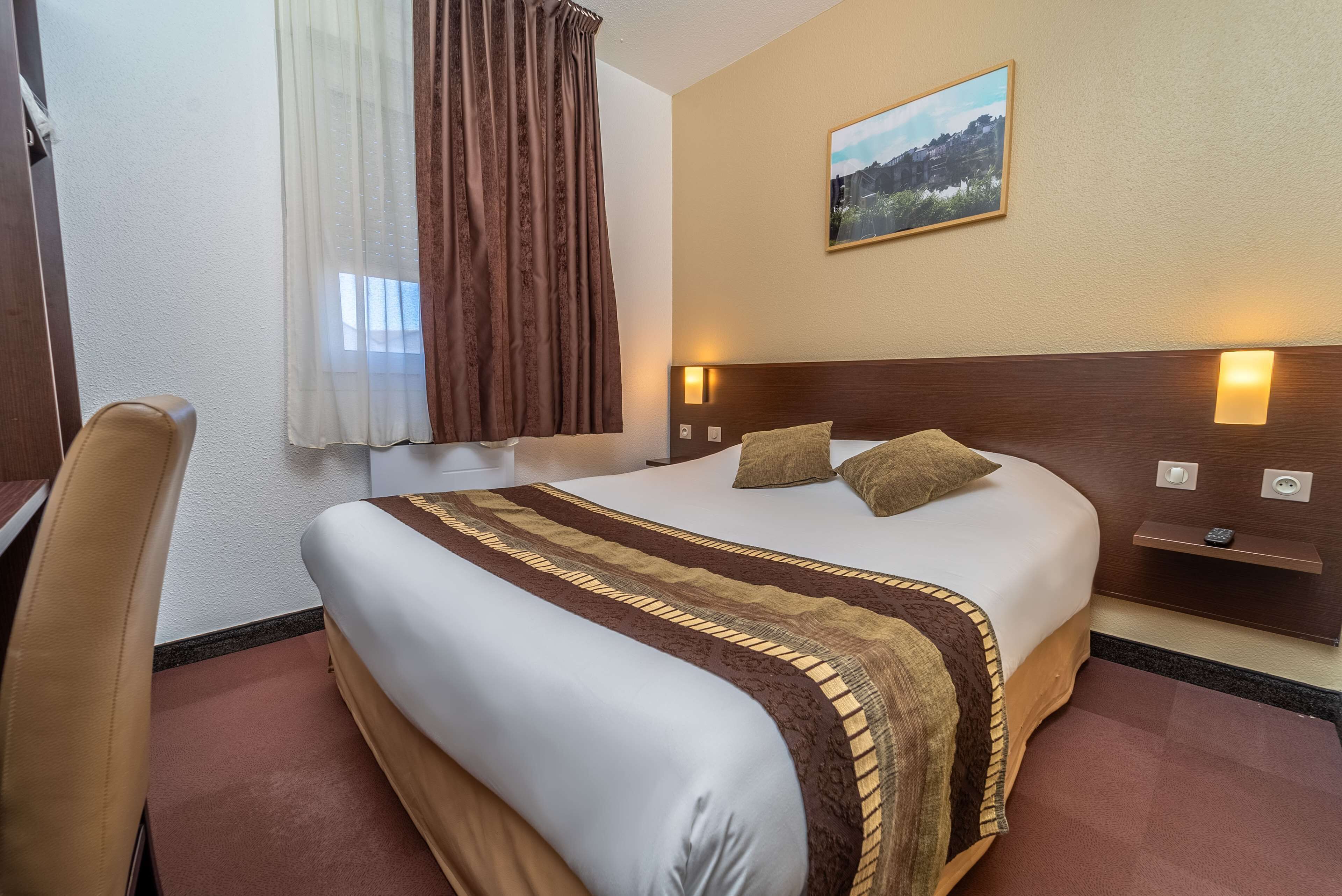 standard room, 1 double bed | desk, soundproofing, iron/ironing board, free wifi