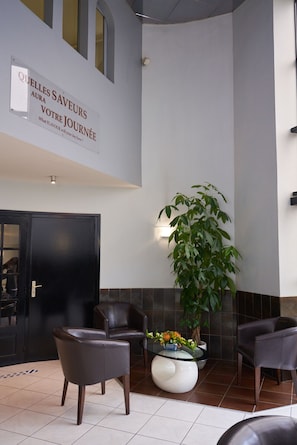 Bureau, chambres insonorisées, fer et planche à repasser, Wi-Fi gratuit